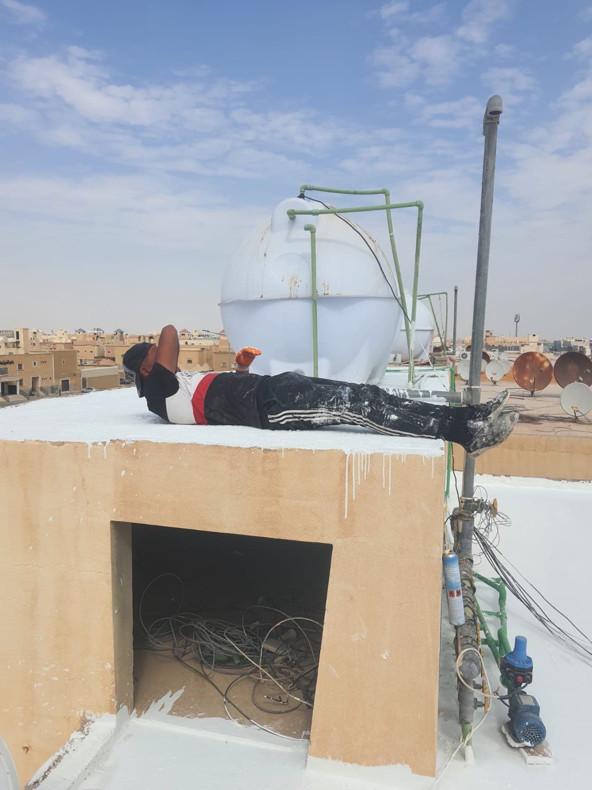 كشف ومعالجة التسربات بالرياض: طرق العزل فوق البلاط القديم والأسطح المبلطة دون الحاجة للتكسير